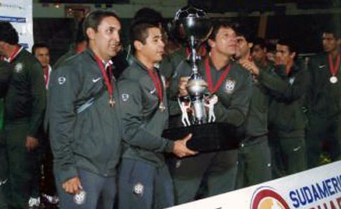 image of Brasil U17 2007 champs in Ecuador, coach Gerhard holding up trophy